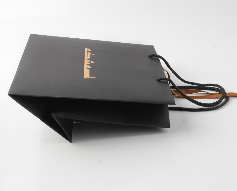 當(dāng)印品出現(xiàn)了劃痕皮具紙袋工廠是怎么一一排查出原因的？