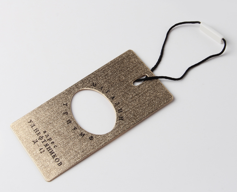 服裝吊牌的樣品和大貨顏色不同，廠(chǎng)家在生產(chǎn)時(shí)沒(méi)留意這1點(diǎn)