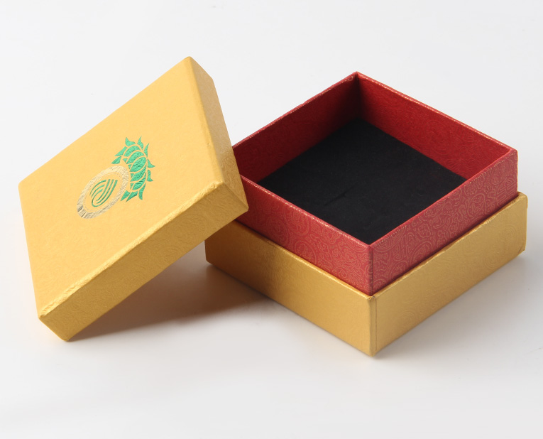 代表化妝品盒子廠家的老師傅，仔細比對3個小時，只為品質(zhì)