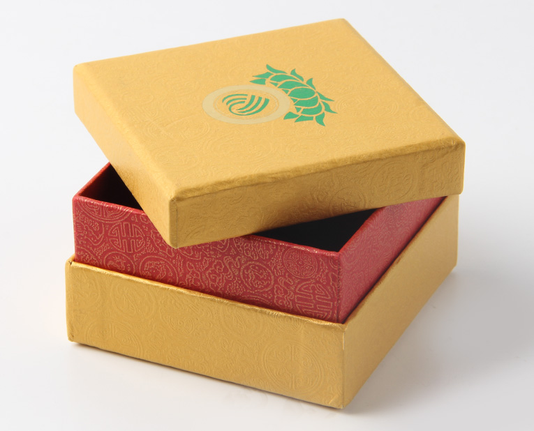 代表化妝品盒子廠家的老師傅，仔細比對3個小時，只為品質(zhì)