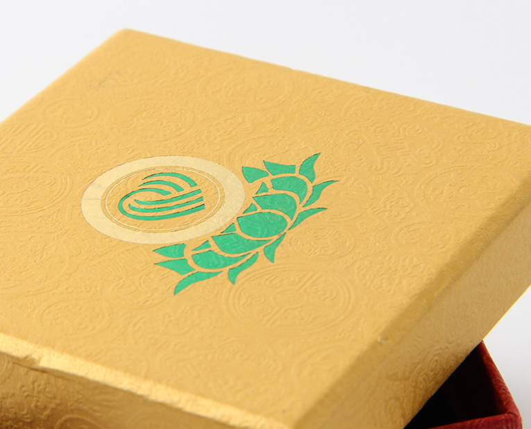 代表化妝品盒子廠家的老師傅，仔細比對3個小時，只為品質(zhì)