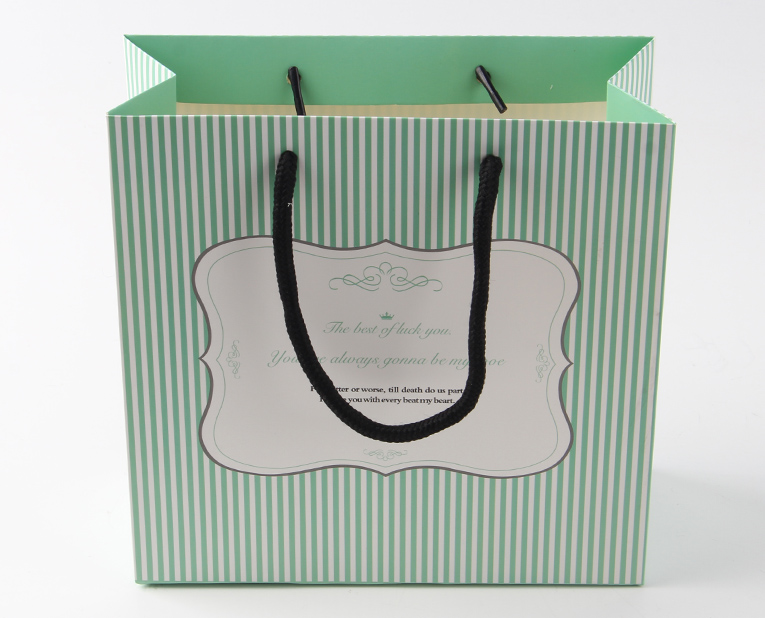 化妝品的包裝袋在訂做時(shí)必須區(qū)分清紅、白2種燥油