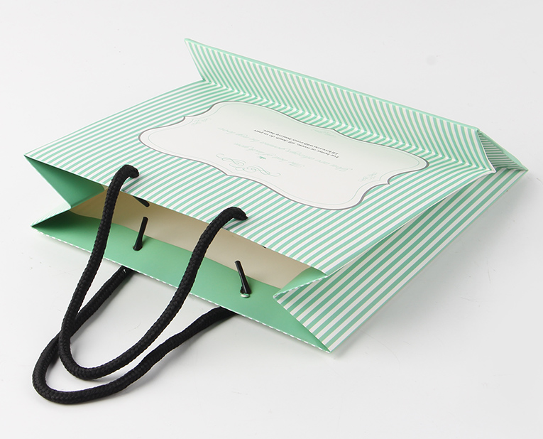 化妝品的包裝袋在訂做時(shí)必須區(qū)分清紅、白2種燥油