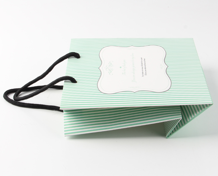 化妝品的包裝袋在訂做時(shí)必須區(qū)分清紅、白2種燥油