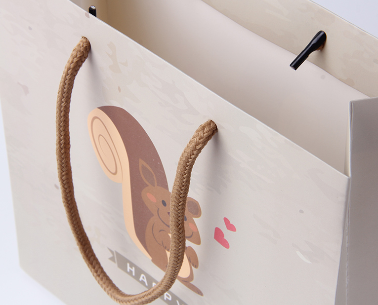 服裝紙袋在面對年底的訂做潮面前得理性、專業(yè)處理