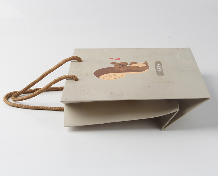 服裝紙袋在面對年底的訂做潮面前得理性、專業(yè)處理