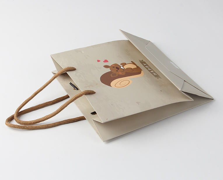 服裝紙袋在面對年底的訂做潮面前得理性、專業(yè)處理