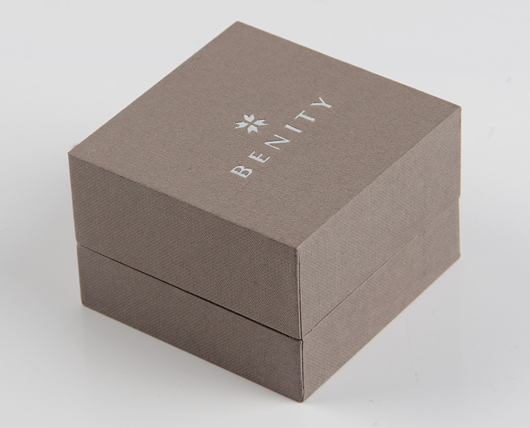 珠寶精裝盒廠寄過來的樣品，你得聽我的這樣檢查才行！