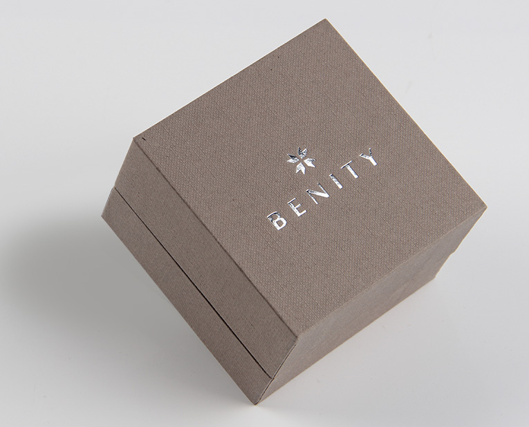 珠寶精裝盒廠寄過來的樣品，你得聽我的這樣檢查才行！