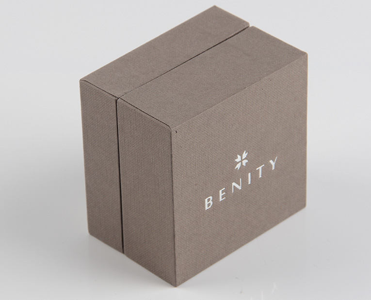 珠寶精裝盒廠寄過來的樣品，你得聽我的這樣檢查才行！