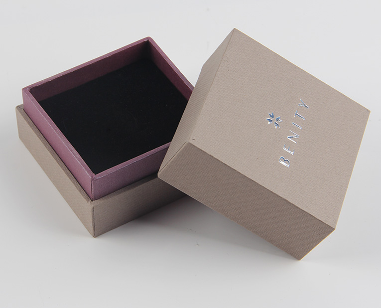 珠寶精裝盒廠寄過來的樣品，你得聽我的這樣檢查才行！