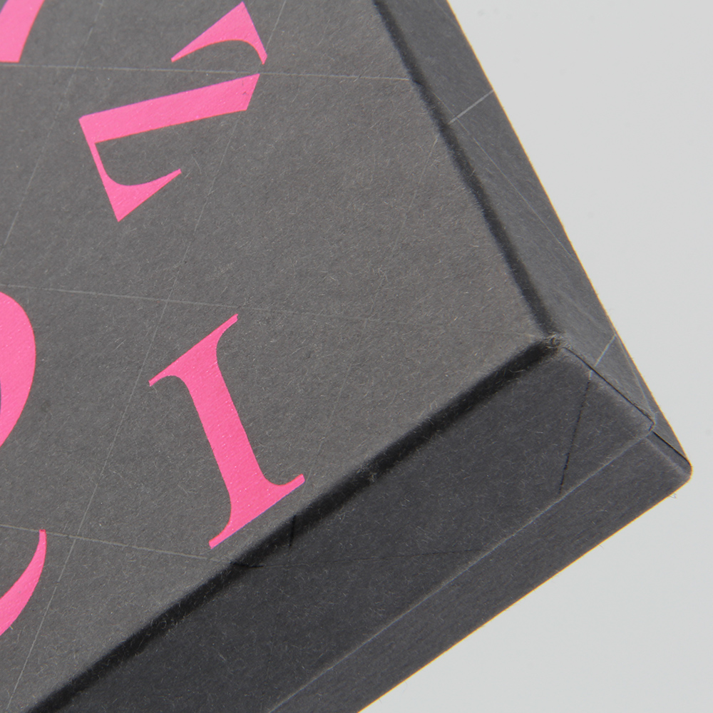 如果內(nèi)衣精裝盒廠是細心分析你的特種紙，是不會出現(xiàn)粘壞的