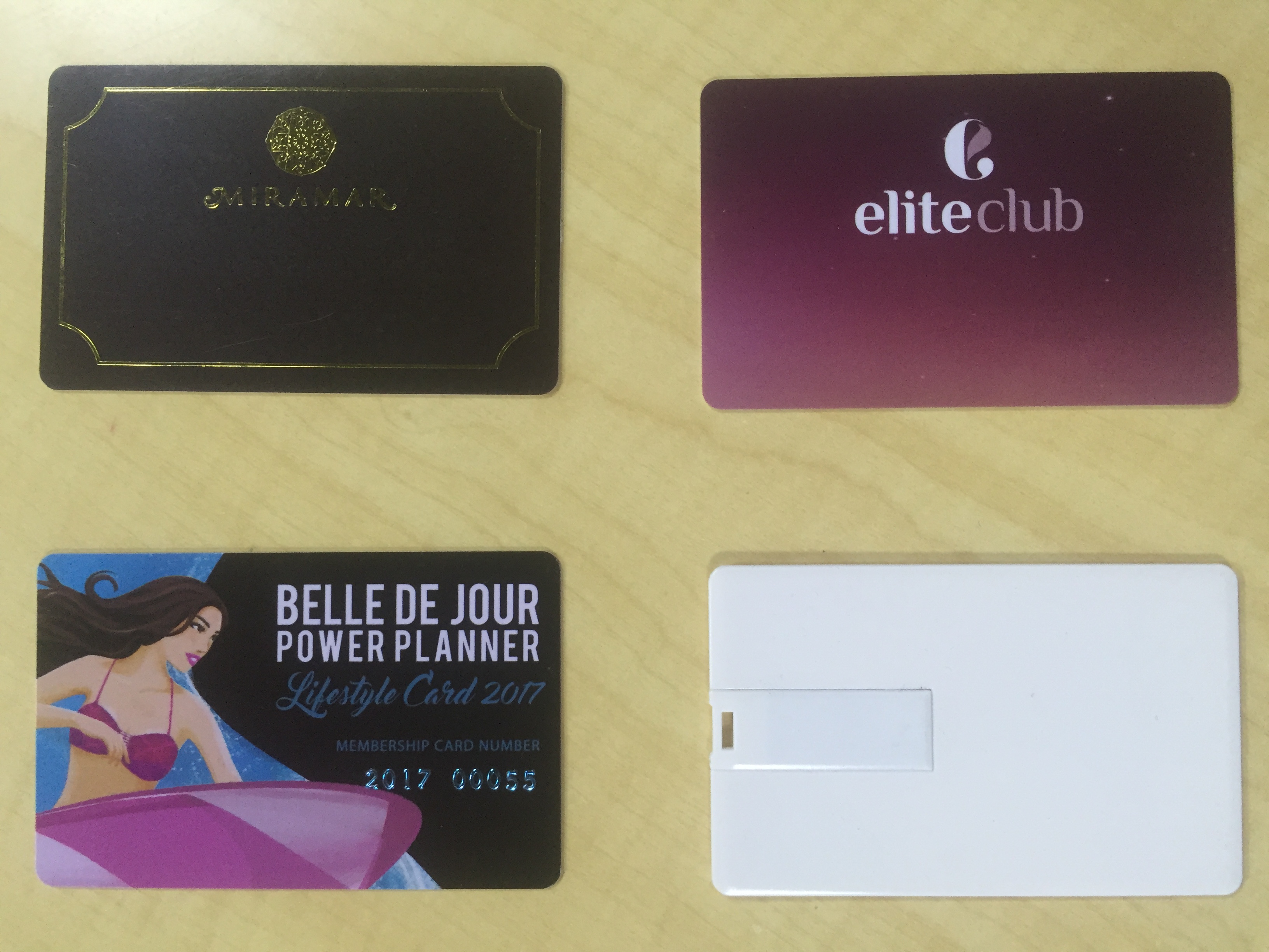 因?yàn)閮?nèi)衣吊牌標(biāo)簽用pvc還是傳統(tǒng)紙牌訂做問題，成了尬聊