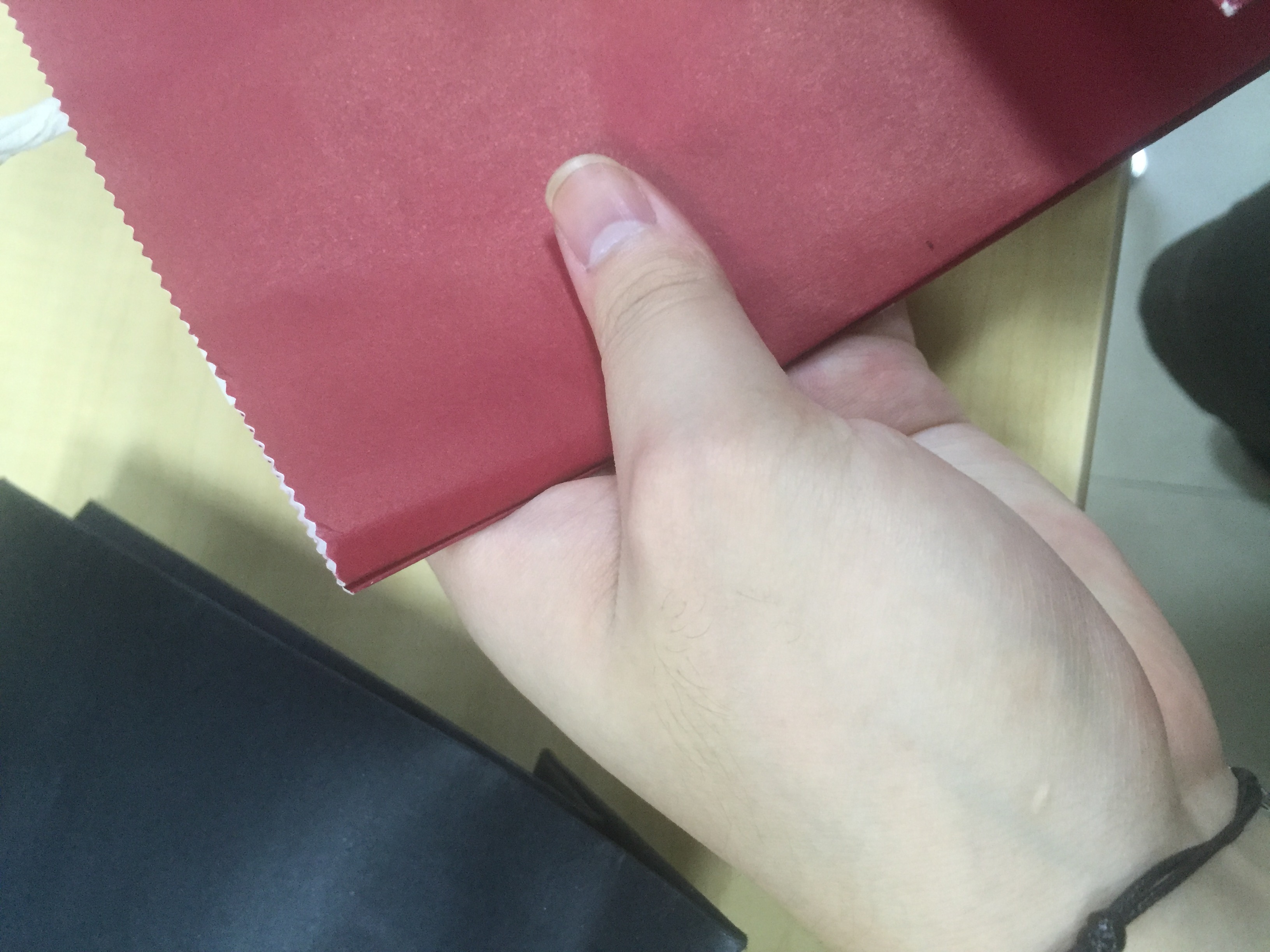 3個(gè)簡(jiǎn)單細(xì)節(jié)的襯衫紙袋設(shè)計(jì)，能讓消費(fèi)者有不一樣的體驗(yàn)