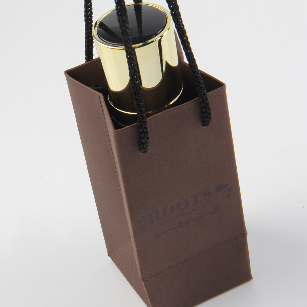 充電器的產(chǎn)品這么小紙袋是不是也該做這么小呢？